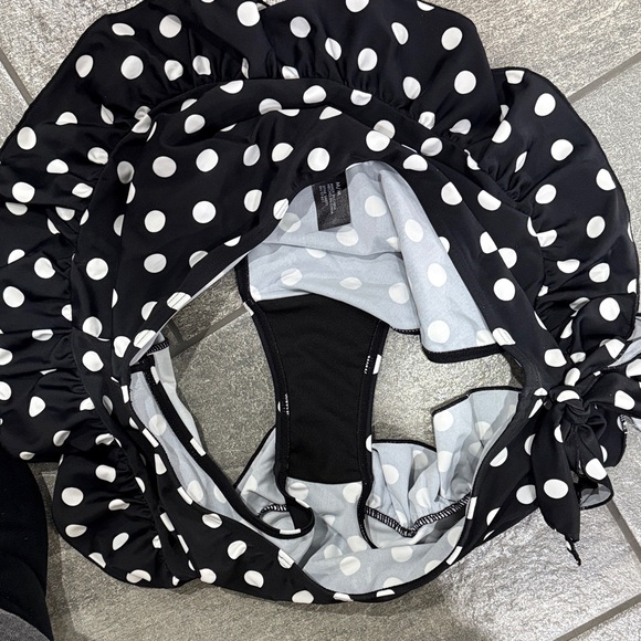 Smart & Sexy Black & White Polka Dot Bathing Skirt🏖️☀️👙⛱️ - Picture 8 of 9